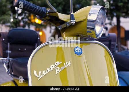 Castellamonte, Italie - 2 juillet 2021 : gros plan de la façade du rallye vespa, symbole du design italien Banque D'Images