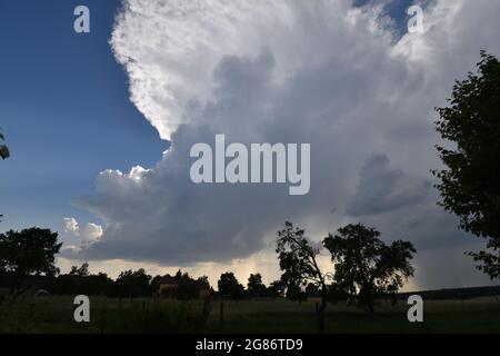 Gewitterwolke über Schlenzer, Brandenbug, Allemagne Banque D'Images