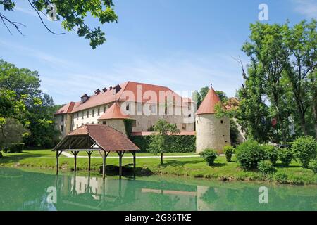 Château d'Otocec sur l'île de la rivière Krka, façade sud-est, Dolenjska, Slovenija. Banque D'Images