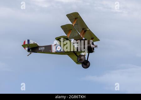 Soopwith Triplane ‘N6290 DIXIE II’ aéroporté au spectacle militaire Shuttleworth le 4 juillet 2021 Banque D'Images