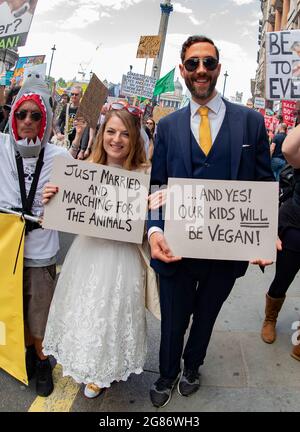 Un couple nouvellement marié au Official Animal Rights March Londres 2019 Banque D'Images