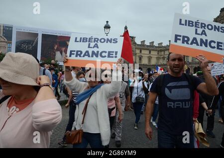 Plusieurs milliers de personnes se sont rassemblées à Paris à l'appel des « patriotes » et « de la France », contre le passeport sanitaire et la vaccination obligatoire Banque D'Images