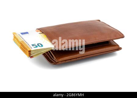 Portefeuille en cuir marron pour hommes avec une pile de billets d'Euro sortant du centre, isolé sur un fond blanc, visible 50 Euro. Banque D'Images