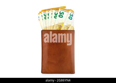 Portefeuille en cuir marron pour hommes avec une pile de billets d'Euro collés de l'intérieur, se tenant isolé sur un fond blanc, visible 50 Euro. Banque D'Images
