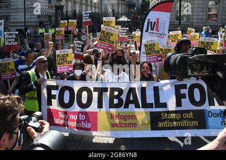 Londres, Royaume-Uni. 17 juillet 2021. Les militants anti-racisme se réunissent à l'extérieur de Downing Street pour prendre le genou en soutien aux joueurs de football d'Angleterre qui ont subi des abus raciaux après la finale de l'euro le 17 juillet 2021, Londres, Royaume-Uni. Crédit : Picture Capital/Alamy Live News Banque D'Images