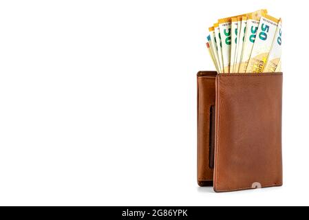 Portefeuille en cuir marron pour hommes avec une pile de billets d'Euro collés de l'intérieur, se tenant isolé sur un fond blanc sur la droite, visible 50 Euro Banque D'Images