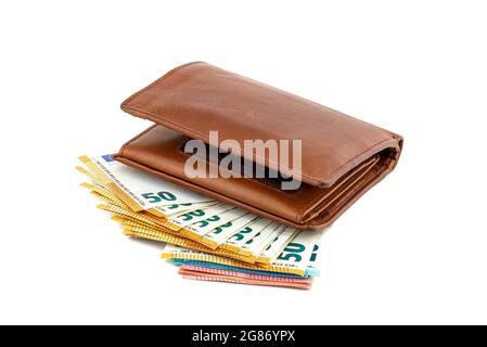 Portefeuille en cuir marron pour hommes, sur une pile de billets Euro, isolé sur fond blanc, visible 50 Euro. Banque D'Images