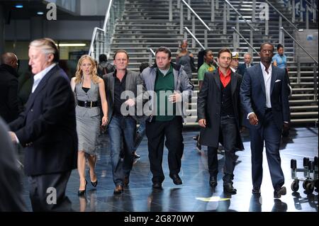 La troupe de Hustle filmant sur place à l'aéroport de Birmingham. Acteurs LtoR Robert Vaughn, Kelly Adams, Robert Glenister, Mark Benton, Matt Di Angelo, Adrian Lester, 2009 Banque D'Images