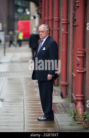 L'acteur Robert Vaughn filme sur place à Birmingham pour Hustle en 2009 Banque D'Images