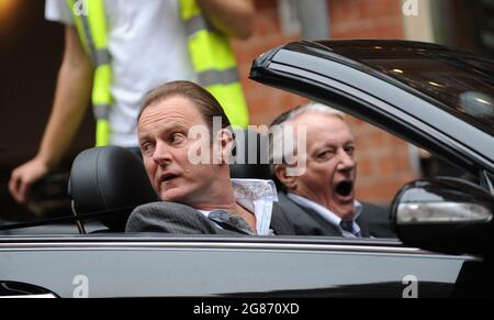 L'acteur Robert Glenister avec Robert Vaughn filmant sur place à Birmingham pour Hustle en 2009 Banque D'Images