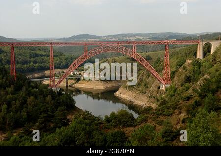 Le Viaduc de Garabit construit par Gustave Eiffel en 1884 Traversée de la gorge de la rivière Truyere dans le Massif Central France Banque D'Images