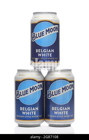 IRIVNE, CALIFORNIE - 17 JUL 2021 : trois boîtes froides de Blue Moon White Ale belge avec condensation sur blanc. Banque D'Images