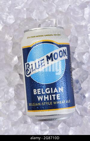 IRIVNE, CALIFORNIE - 17 JUL 2021: Une CAN de Blue Moon blanc belge Ale dans un lit de glace. Banque D'Images