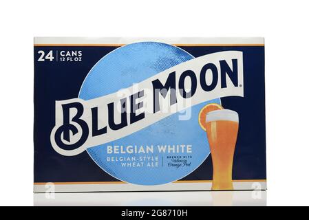 IRIVNE, CALIFORNIE - 17 JUL 2021: Un paquet de 24 boîtes de Blue Moon Belge White Ale aluminium sur blanc. Banque D'Images