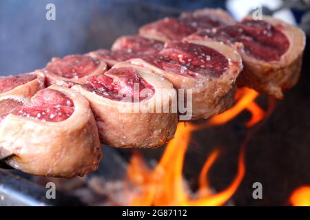 Picanha. Steak de bœuf traditionnel au barbecue brésilien avec feu de bois Banque D'Images