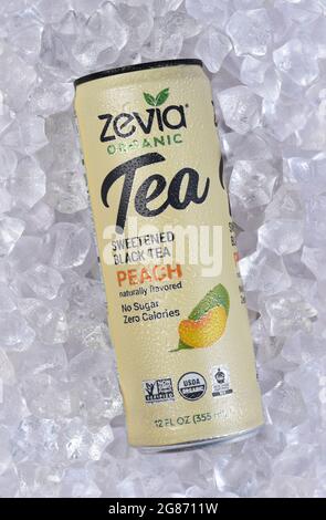 IRIVNE, CALIFORNIE - 17 JUL 2021: Une CAN de thé biologique à saveur de Peach de Zevia, dans un lit de glace. Banque D'Images