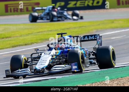 Circuit Silverstone, Silverstone, Northamptonshire, Royaume-Uni. 17 juillet 2021. Formula One British Grand Prix, Sprint Race; Williams Racing pilote George Russell dans son Williams FW43B Mercedes-AMG F1 M12 devant Scuderia Alpha Tauri Honda pilote Yuki Tsunoda dans son Alpha Tauri AT02 Honda RA621H crédit: Action plus Sports/Alay Live News Banque D'Images