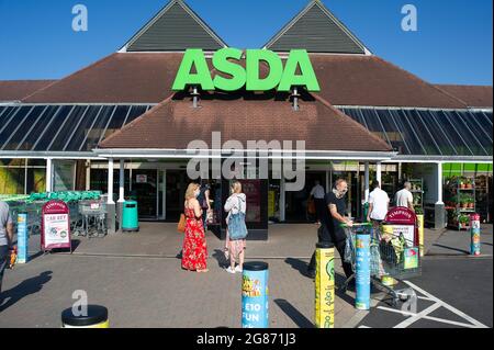 Slough, Berkshire, Royaume-Uni. 17 juillet 2021. Le supermarché Asda, Cippenham, Slough. Certains supermarchés et détaillants demaneront aux clients de continuer à porter un masque dans leurs magasins à partir du lundi 19 juillet 2021, malgré la levée des restrictions de verrouillage de Covid-19. La politique sera uniquement consultative pour les clients et ne sera pas juridiquement applicable. Crédit : Maureen McLean/Alay Banque D'Images