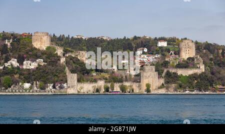 Rumelian château dans le détroit du Bosphore Côte de la ville d'Istanbul, Turquie Banque D'Images