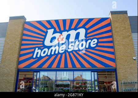 Slough, Berkshire, Royaume-Uni. 17 juillet 2021. Le B&M Home Store de Slough. Certains détaillants demandera aux clients de continuer à porter un masque dans leurs magasins à partir du lundi 19 juillet 2021, malgré la levée des restrictions de verrouillage de Covid-19. La politique sera uniquement consultative pour les clients et ne sera pas juridiquement applicable. Crédit : Maureen McLean/Alay Banque D'Images