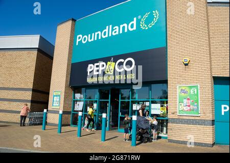 Slough, Berkshire, Royaume-Uni. 17 juillet 2021. Poundland a annoncé cette semaine une augmentation de 21.1% de la croissance de type similaire pour le troisième trimestre se terminant le 30 juin 2021. Ils ont également ouvert 22 nouveaux magasins au cours du dernier trimestre. Crédit : Maureen McLean/Alay Banque D'Images