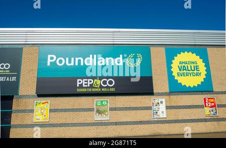 Slough, Berkshire, Royaume-Uni. 17 juillet 2021. Poundland a annoncé cette semaine une augmentation de 21.1% de la croissance de type similaire pour le troisième trimestre se terminant le 30 juin 2021. Ils ont également ouvert 22 nouveaux magasins au cours du dernier trimestre. Crédit : Maureen McLean/Alay Banque D'Images