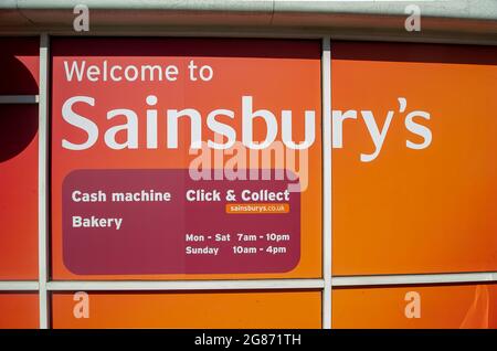 Slough, Berkshire, Royaume-Uni. 17 juillet 2021. Sainsbury's a ouvert la voie aux supermarchés en demandant aux clients de continuer à porter un masque dans leurs magasins à partir du lundi 19 juillet 2021, malgré la levée des restrictions de verrouillage de Covid-19. La politique sera uniquement consultative pour les clients et ne sera pas juridiquement applicable. Crédit : Maureen McLean/Alay Banque D'Images