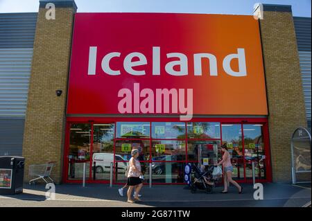 Slough, Berkshire, Royaume-Uni. 17 juillet 2021. Les aliments surgelés d'Islande magasin à Slough. Certains supermarchés et détaillants demaneront aux clients de continuer à porter un masque dans leurs magasins à partir du lundi 19 juillet 2021, malgré la levée des restrictions de verrouillage de Covid-19. La politique sera uniquement consultative pour les clients et ne sera pas juridiquement applicable. Crédit : Maureen McLean/Alay Banque D'Images