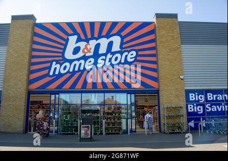 Slough, Berkshire, Royaume-Uni. 17 juillet 2021. Le B&M Home Store de Slough. Certains détaillants demandera aux clients de continuer à porter un masque dans leurs magasins à partir du lundi 19 juillet 2021, malgré la levée des restrictions de verrouillage de Covid-19. La politique sera uniquement consultative pour les clients et ne sera pas juridiquement applicable. Crédit : Maureen McLean/Alay Banque D'Images