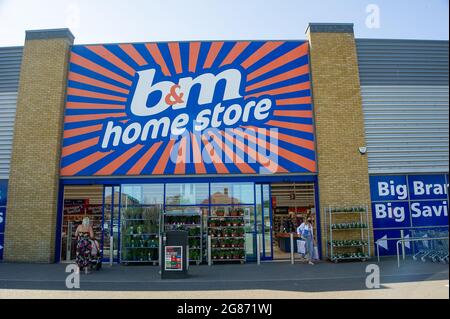 Slough, Berkshire, Royaume-Uni. 17 juillet 2021. Le B&M Home Store de Slough. Certains détaillants demandera aux clients de continuer à porter un masque dans leurs magasins à partir du lundi 19 juillet 2021, malgré la levée des restrictions de verrouillage de Covid-19. La politique sera uniquement consultative pour les clients et ne sera pas juridiquement applicable. Crédit : Maureen McLean/Alay Banque D'Images