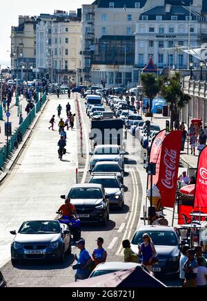 Brighton Royaume-Uni 17 juillet 2021 - congestion de la circulation sur le front de mer de Brighton que des milliers affluent vers le bord de mer pour profiter du temps chaud et ensoleillé . Une vague de chaleur est prévue pour le week-end à travers la Grande-Bretagne avec des températures qui devraient atteindre plus de 30 degrés centigrade dans certaines régions : crédit Simon Dack / Alamy Live News Banque D'Images