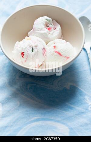 Glace à la vanille et à la fraise avec gelées Banque D'Images