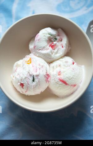 Glace à la vanille et à la fraise avec gelées Banque D'Images