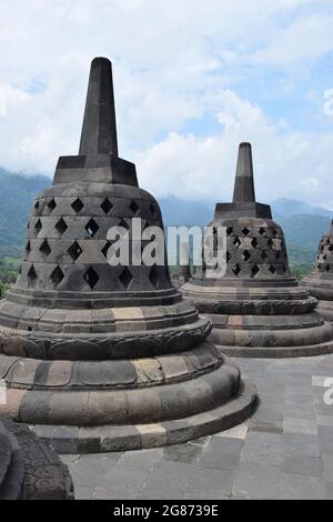 Site du patrimoine mondial de l'UNESCO : stupas sur le temple Borobudur à Java Banque D'Images