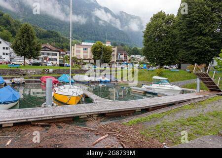 Niveaux d'eau élevés et inondations partielles à Walenstadt, en Suisse, en raison de nombreux jours de fortes précipitations. Banque D'Images