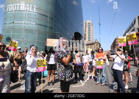 Manchester, Royaume-Uni. 17 juillet 2021.solidarité avec Saka, Rashford et Sancho, la manifestation « mettre fin à l'abus raciste » a lieu avec des manifestants qui se sont rassemblés sur la place St Peters et qui se sont emparée au Musée national du football où ils ont pris le genou. Cathedral Gardens, Manchester, Royaume-Uni. Credit: Barbara Cook/Alay Live News Banque D'Images