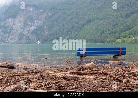 Niveaux d'eau élevés et inondations partielles à Walenstadt, en Suisse, en raison de nombreux jours de fortes précipitations. Banque D'Images