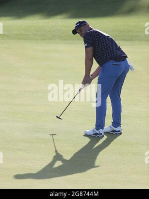 Daniel van Tonder d'Afrique du Sud mettant sur le 16e vert pendant la troisième journée de l'Open au Royal St George's Golf Club à Sandwich, Kent. Date de la photo: Samedi 17 juillet 2021. Banque D'Images