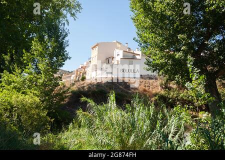 Bolulla Espagne - août 26 2016; nom de la ville sur blanchi à la chaux tous encadrés par des arbres de la route sur la route à Guadalest dans la vallée descendant de Tarbena à la Banque D'Images
