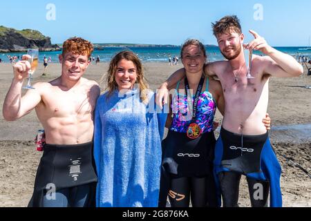 Rosscarbery, West Cork, Irlande. 17 juillet 2021. Les températures frappent 27C à Rosscarbery aujourd'hui avec la plage de Warren rempli de demandeurs du soleil. La natation de Galley Head a eu lieu aujourd'hui où les concurrents nagarent de Red Strand à Warren Beach, à une distance de 10 KM. Denis O'Sullivan, Dunmanway; Sally Naughton, Clonakilty; Aoife White, Clonakilty et Dan O'Grady, Ballineen. Crédit : AG News/Alay Live News Banque D'Images