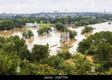 Inondation de la Ruhr. Leuchtturm, phare, pylône électrique avec panneaux de plexiglas colorés sur les rives de la Ruhr, Essen-Horst à l'arrière, Essen, Allemagne Banque D'Images