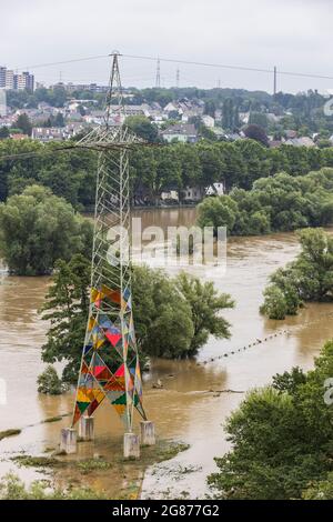 Inondation de la Ruhr. Leuchtturm, phare, pylône électrique avec panneaux de plexiglas colorés sur les rives de la Ruhr, Essen-Horst à l'arrière, Essen, Allemagne Banque D'Images