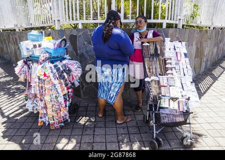 La Libertad, Salvador. 17 juillet 2021. Femme vend divers articles dans la rue. Le Salvador enregistre 82,852 cas confirmés et 2,484 décès alors que le pays enregistre une augmentation du nombre de cas quotidiens. (Image de crédit: © Camilo Freedman/ZUMA Press Wire) Banque D'Images