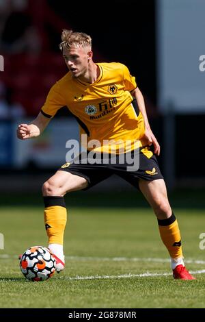 Crewe, Royaume-Uni. 17 juillet 2021. Taylor Perry de Wolverhampton Wanderers lors du match amical d'avant-saison entre Crewe Alexandra et Wolverhampton Wanderers au stade Alexandra le 17 juillet 2021 à Crewe, en Angleterre. (Photo de Daniel Chesterton/phcimages.com) Credit: PHC Images/Alamy Live News Banque D'Images