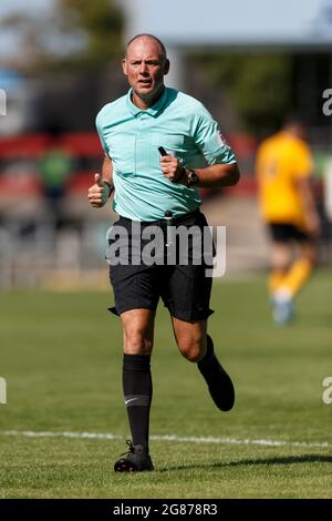 Crewe, Royaume-Uni. 17 juillet 2021. Arbitre Andy Haines lors du match amical d'avant-saison entre Crewe Alexandra et Wolverhampton Wanderers au stade Alexandra le 17 juillet 2021 à Crewe, en Angleterre. (Photo de Daniel Chesterton/phcimages.com) Credit: PHC Images/Alamy Live News Banque D'Images