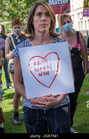 Londres, Royaume-Uni. 17 juillet 2021. Une femme tient une affiche « HATE WON'T WIN ». Les manifestants se sont rendu à Downing St pour manifester leur solidarité avec les footballeurs anglais Marcus Rashford, Jadon Sancho et Bukayo Saka après la tempête d'abus racistes après la dernière fusillade de l'Euro2020. Boris Johnson et Priti Patel avaient précédemment encouragé le sifflement raciste de l'équipe pour avoir pris le genou avant les matchs, Et ont été appelés par les membres de l'équipe pour leur hypocrisie dans les déclarations après la fusillade, l'équipe a déclaré refuser unanimement d'assister à une réception prévue à Downing St. Peter Marshall/Alay Live News Banque D'Images