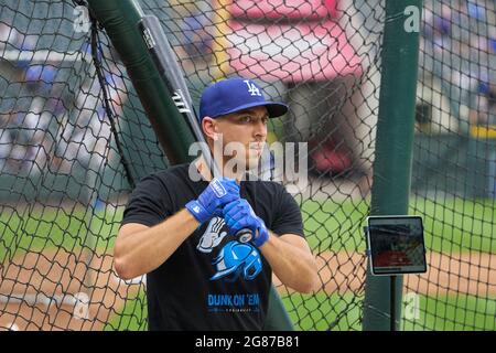 Denver CO, États-Unis. 16 juillet 2021. Los Angels attrape Austin Barnes (15) avant le match avec les Los Angeles Dodgers et les Colorado Rockies tenu à Coors Field à Denver Co. David Seelig/Cal Sport Medi. Crédit : csm/Alay Live News Banque D'Images