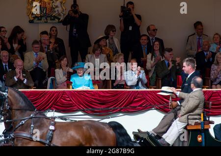 Windsor, Berkshire, Royaume-Uni. 4 juillet 2021. La reine Elizabeth II a été rejointe cet après-midi par le comte et la comtesse de Wessex dans la boîte royale du Royal Windsor Horse Show. Sa Majesté portait un manteau bleu vif et un chapeau assorti. Elle a fait des présentations aux lauréats du Grand Prix de conduite international Land Rover et a décerné un nouveau prix à la troupe du Roi, la meilleure équipe d'artillerie de l'Artillerie royale. Crédit : Maureen McLean/Alay Banque D'Images