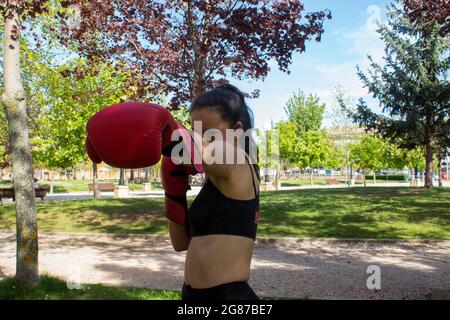 Une jeune boxeuse espagnole effectue un crossing de boxe devant la caméra Banque D'Images