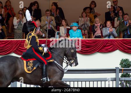 Windsor, Berkshire, Royaume-Uni. 4 juillet 2021. La reine Elizabeth II a été rejointe cet après-midi par le comte et la comtesse de Wessex dans la boîte royale du Royal Windsor Horse Show. Sa Majesté portait un manteau bleu vif et un chapeau assorti. Elle a fait des présentations aux lauréats du Grand Prix de conduite international Land Rover et a décerné un nouveau prix à la troupe du Roi, la meilleure équipe d'artillerie de l'Artillerie royale. Crédit : Maureen McLean/Alay Banque D'Images